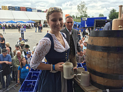 die Bayerische Bierkönigin Sabine-Anna Ullrich schenkte aus (©Foto: Martin Schmitz)